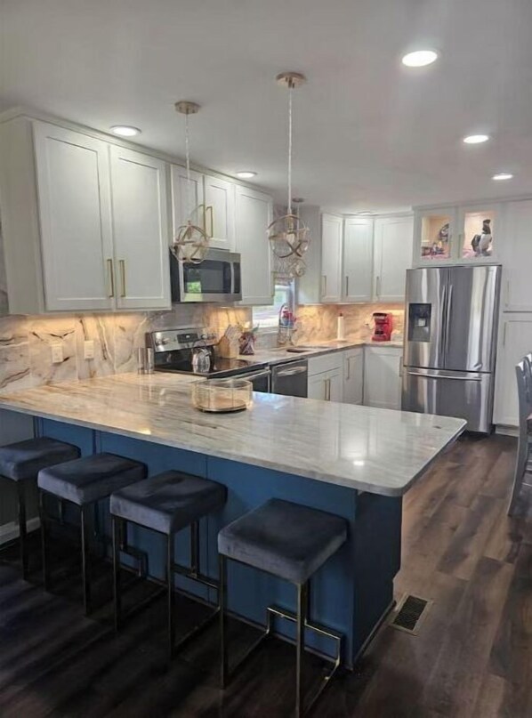 Een koelkast, een microgolfoven, een oven, een kookplaat