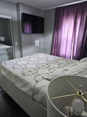 3 slaapkamers, een strijkplank/strijkijzer, wifi, beddengoed