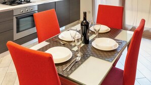 A modern kitchen with a dining area. - Suite 2 (Casamassima)
