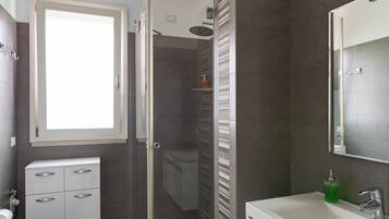 Dusche, Haartrockner, Bidet, Handtücher