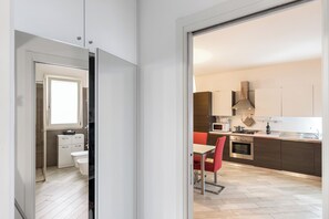 Réfrigérateur, four à micro-ondes, un four, surface de cuisson