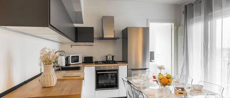 Fridge, microwave, oven, stovetop