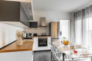 Kühlschrank, Mikrowelle, Ofen, Herdplatte