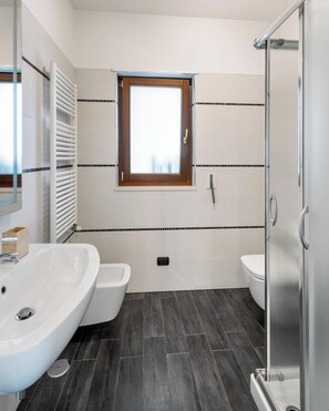 Dusche, Haartrockner, Bidet, Handtücher