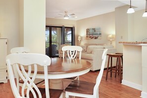 Condo, nhiều giường (Club at Mexico Beach 2Q) | Khu ăn uống