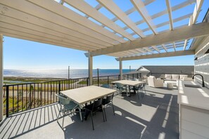 Casa adosada, varias camas (Blue Bay Getaway) | Restaurante al aire libre
