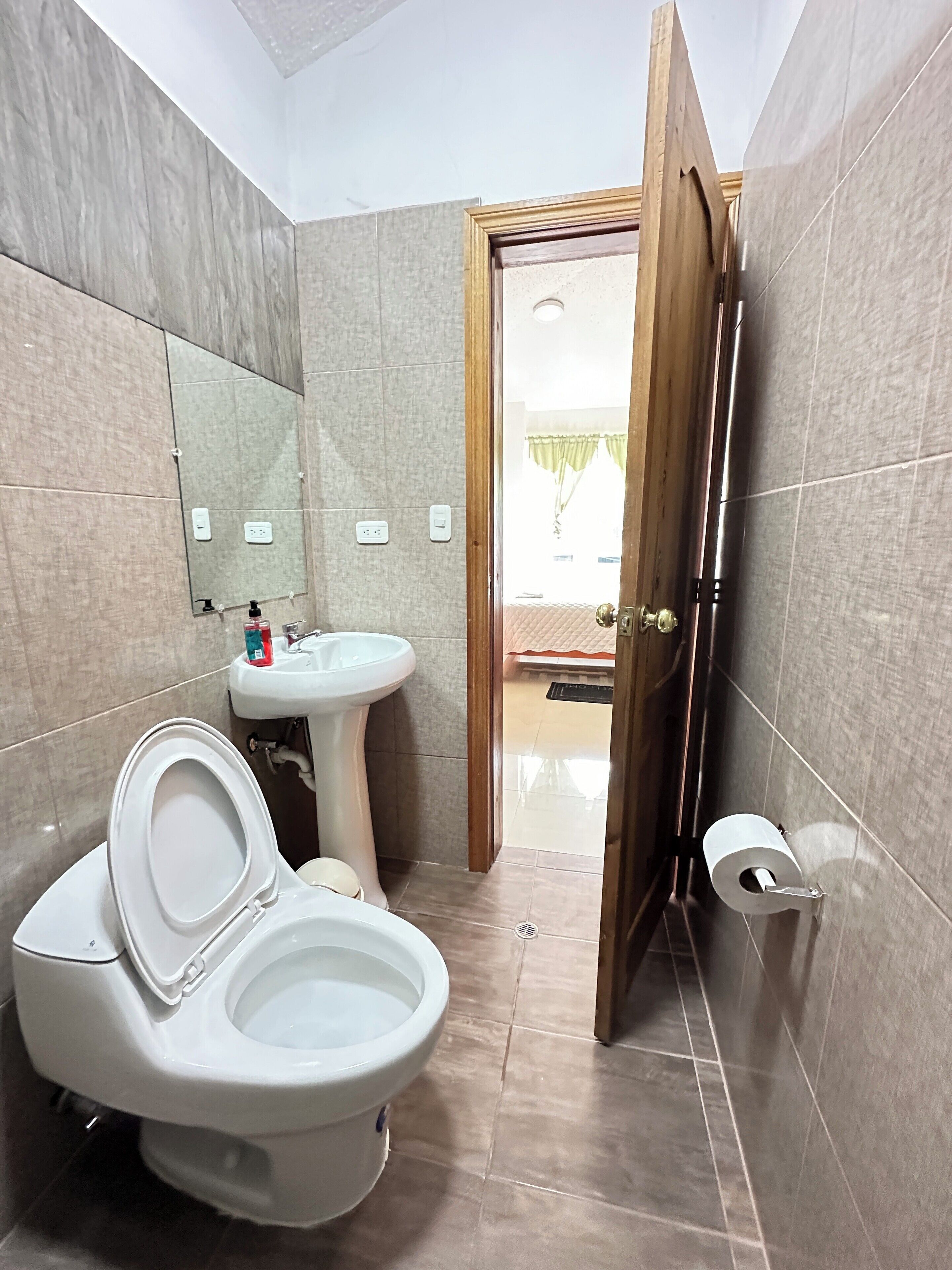 Serviettes fournies, papier toilette