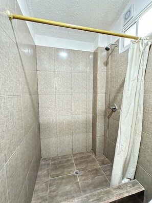 Towels, toilet paper - 1 TRIPLE ROOM WITH VIEWS OF THE MOUNTAIN (Baños de Agua Santa)