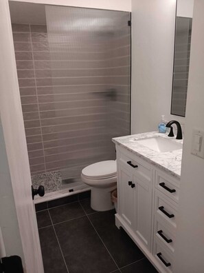 Dusche, Haartrockner, Handtücher, Seife