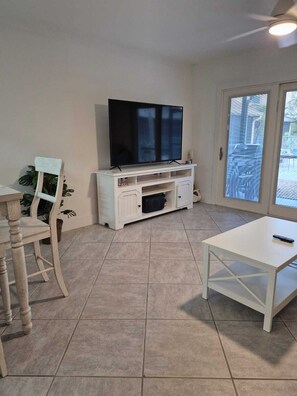 Smart TV - The Beach by SWFL-Villas, cozy2-bedroom town house  in Fort Myers with pool (Fort Myers)