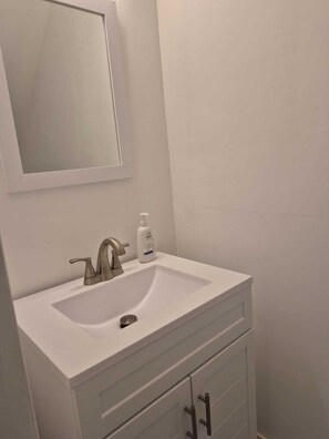 Douche, sèche-cheveux, serviettes fournies, savon