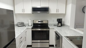 Fridge, microwave, oven, stovetop - The Beach by SWFL-Villas, cozy2-bedroom town house  in Fort Myers with pool (Fort Myers)