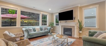 CF-Pet friendly + Outdoor dining w/BBQ + Streaming- Family Home