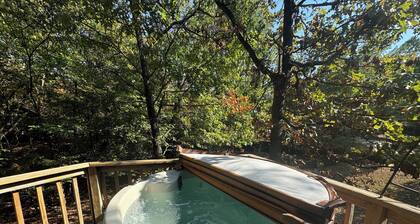 Castaway ROMANTIC Log Cabin in the woods. Hot Tub & Wood Burning Fire Place.