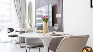 Luxury Apartment, City View | In-room dining