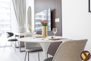 Apartamento de lujo, vistas a la ciudad | Servicio de comidas en la habitación