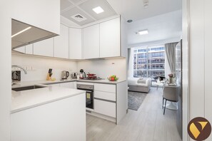 Apartamento de lujo, vistas a la ciudad | Cocina privada | Frigorífico grande, microondas, horno y hervidor eléctrico