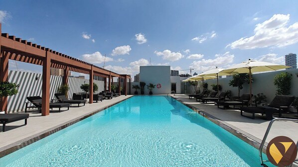 Una piscina al aire libre