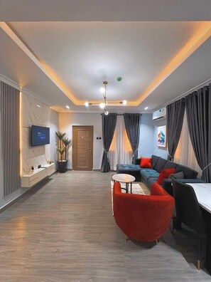 ลักซ์ชัวรี่อพาร์ทเมนท์, ระเบียง, วิวเมือง | บริเวณนั่งเล่น | ทีวีจอแบน