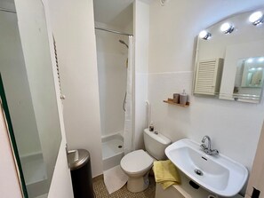 Dusche, Haartrockner, Handtücher