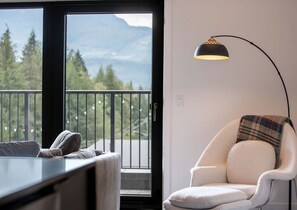 Deluxe Penthouse, Balcony, Mountain View | Living area