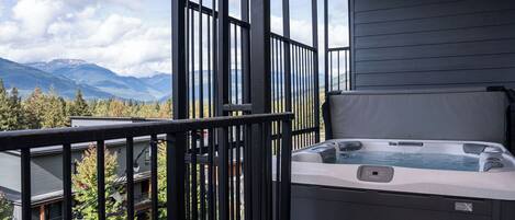 Appartement Penthouse Deluxe, balcon, vue sur la montagne | Baignoire à remous privée