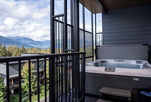 Deluxe Penthouse, Balcony, Mountain View | Private spa tub