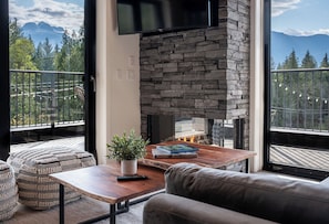 Penthouse Deluxe - balkong - utsikt mot bergen | Vardagsrum