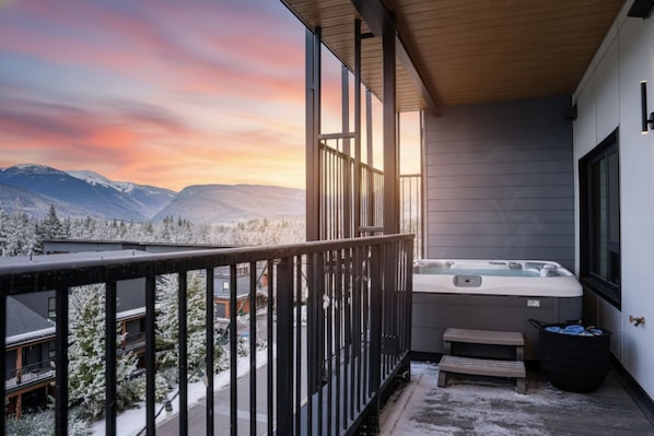 Penthouse Deluxe - balkong - utsikt mot bergen | Privat bubbelpool