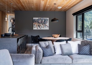 Penthouse Deluxe - balkong - utsikt mot bergen | Vardagsrum