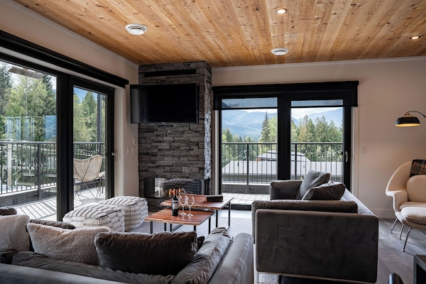 Deluxe Penthouse, Balcony, Mountain View | Living area