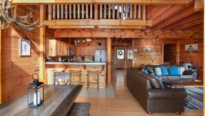 Ein Holzhaus-Interieur mit Küche, Essbereich und Wohnzimmer.