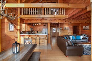 Smart TV, chimenea, futbolito