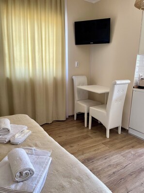 1 habitación, tabla de planchar con plancha, wifi y ropa de cama 