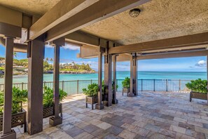 Terrace/patio - On The Beach! Kahana Sunset C2 Stunning 2BR/2BA Beautifully updated Condo w/AC (Lahaina)