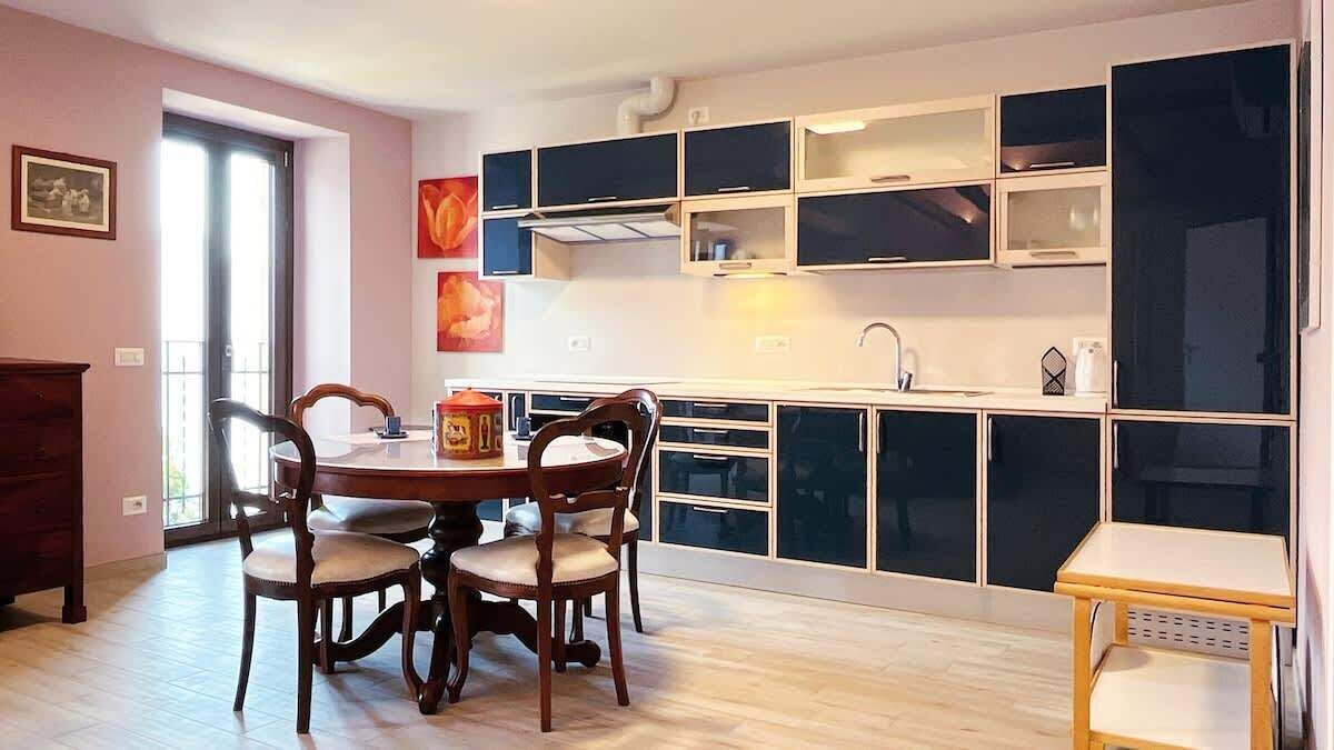 Kühlschrank, Ofen, Herdplatte, Wasserkocher mit Kaffee-/Teezubehör