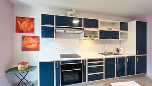 Kühlschrank, Ofen, Herdplatte, Wasserkocher mit Kaffee-/Teezubehör