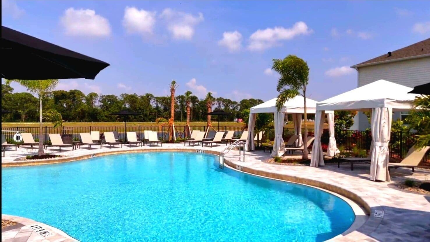 Een buitenzwembad en een verwarmd zwembad