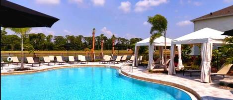 Een buitenzwembad en een verwarmd zwembad