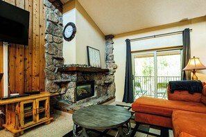 Fernseher, Kamin, DVD-Player