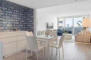 Interior - Deluxe High Suite Eleven Hundred West two beds and balcony. SouthBeach (Miami Beach)