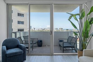 Interior - Deluxe High Suite Eleven Hundred West two beds and balcony. SouthBeach (Miami Beach)