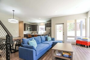 Televisio, takka, työhuone