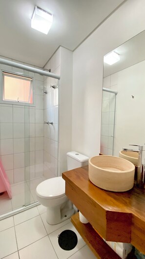 Regadera, secadora de cabello, papel de baño 