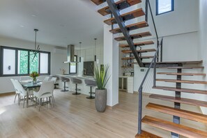 Villa de lujo, 2 habitaciones, balcón, vista a la alberca | Cocina privada | Microondas, cafetera y tetera, periquera y máquina de hielo 