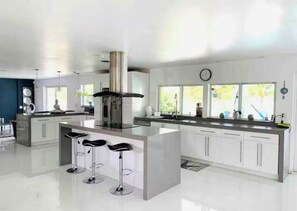 Private kitchen - Charming 3-bedroom house in lovely Miami with AC, WiFi (Miami)