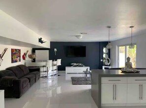 Living area - Charming 3-bedroom house in lovely Miami with AC, WiFi (Miami)