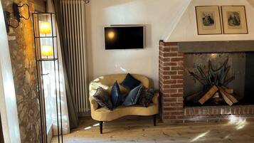 Deluxe-Vierbettzimmer, Balkon, Talblick | Verdunkelungsvorhänge, schallisolierte Zimmer, Bügeleisen/Bügelbrett