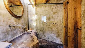Chambre Double Luxe, balcon, vue piscine | Salle de bain | Baignoire et douche séparées, sèche-cheveux, peignoirs