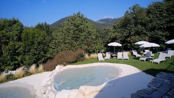 2 outdoor pools